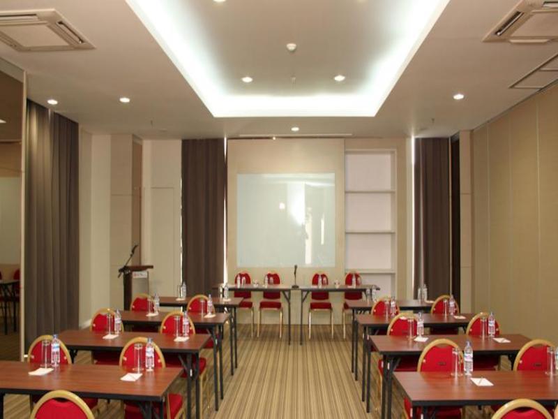 Metland Hotel Bekasi Buitenkant foto