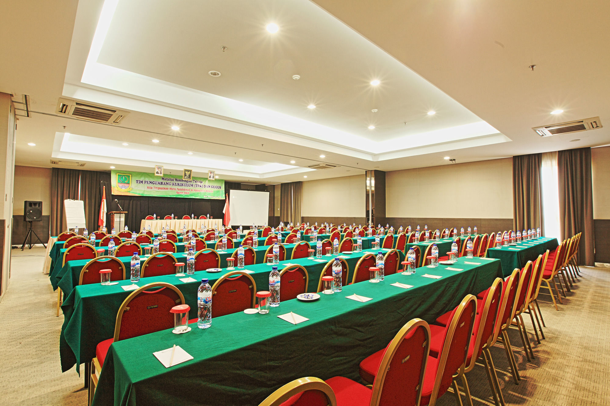 Metland Hotel Bekasi Buitenkant foto